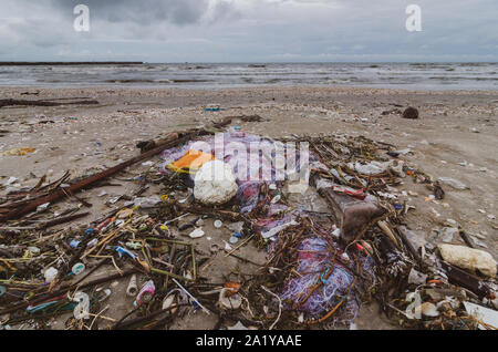 La plage de déchets de bouteilles en plastique de la mer se trouve sur la plage et pollue la mer et la vie de la vie marine des déchets déversés sur la plage de la grande ville. Banque D'Images