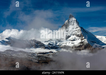 Vue panoramique de Matterhorn derrière les nuages Banque D'Images