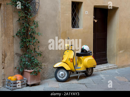 Jaune brillant à l'extérieur d'une moto élégante maison traditionnelle Italienne Banque D'Images