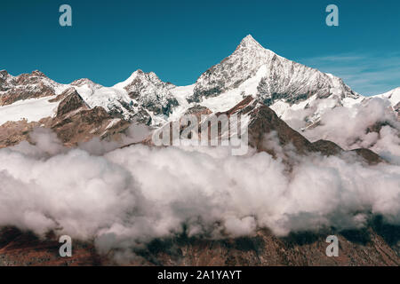 Panorama vue des Alpes au-dessus des nuages Banque D'Images
