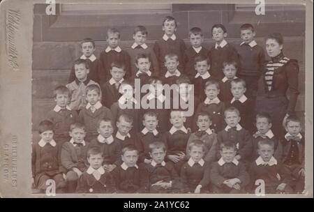 Glasgow, Écosse victorienne Carte Cabinet montrant un groupe de garçons de l'École écossaise et leur enseignant. Banque D'Images