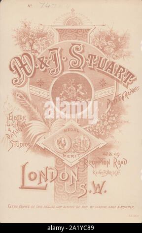 La publicité de l'époque victorienne Carte montrant l'illustration du Cabinet et calligraphies du Studios photographiques de W et J.Stuart, 47 & 49 Brompton Road, Knightsbridge, Londres, Angleterre Banque D'Images