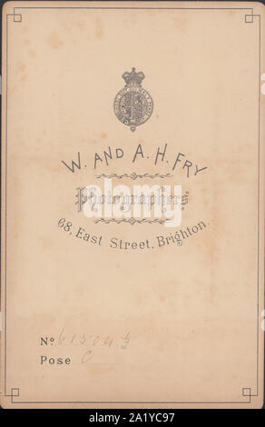 La publicité de l'époque victorienne Carte montrant l'illustration du Cabinet et de calligraphie de photographes W et A.H.frite à 68 East Street, Brighton, Sussex, Angleterre Banque D'Images