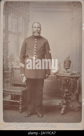 Victorian Yeovil & Taunton, Somerset Carte Cabinet montrant un sergent de la police britannique avec une barbe. Banque D'Images