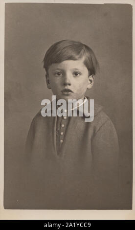 Vintage 1925 Carte postale photographique montrant un garçon de 5 ans appelé Bartholomew Bell. Mère à 55 Gloucester Street, Manchester. Banque D'Images