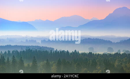 Paysage panoramique de l'antenne de la Bavarian foothills brumeux matin avec le lever du soleil sur les montagnes des Alpes Banque D'Images