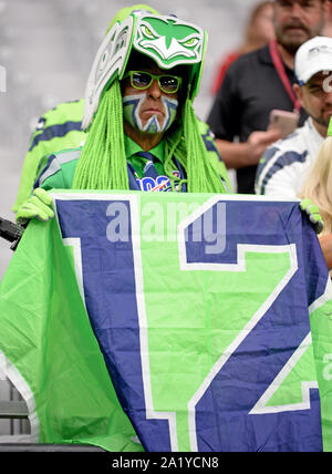 Glendale, États-Unis. Sep 29, 2019. Un Seattle Seahawks fan des montres les Seahawks réchauffer avant qu'ils jouent les Arizona Cardinals au stade de State Farm, à Glendale (Arizona) le dimanche, Septembre 29, 2019. Photo par Art Foxall/UPI UPI : Crédit/Alamy Live News Banque D'Images
