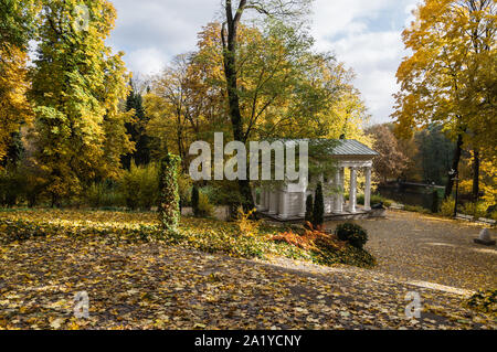 Temple de la Sibylle dans parc Lazienki, Varsovie, Pologne, durant la saison d'automne. Un bâtiment néo-classique, basé sur un ancien temple grec. Il est fait de Banque D'Images