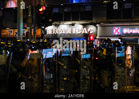 La police anti-émeute en garde pendant la manifestation.Les manifestants ont pris part à un Anti-Totalitarianism Mars. Près de quatre mois entre les protestations des gens de Hong Kong et la police anti-émeute et continuer à venir de l'escalade des conflits du 70e anniversaire de la fondation de la Chine communiste. Banque D'Images