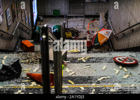 La gare de Wan Chai vandalisé par des manifestants pendant la démonstration.Les manifestants ont pris part à un Anti-Totalitarianism Mars. Près de quatre mois entre les protestations des gens de Hong Kong et la police anti-émeute et continuer à venir de l'escalade des conflits du 70e anniversaire de la fondation de la Chine communiste. Banque D'Images