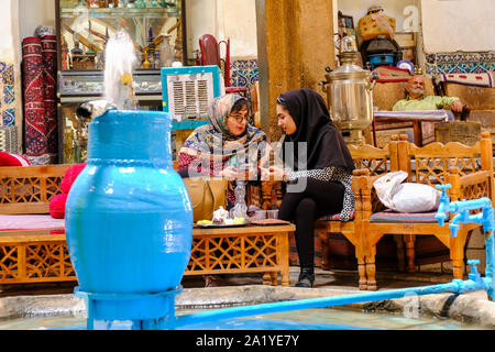 Deux femmes dans une friterie. Banque D'Images