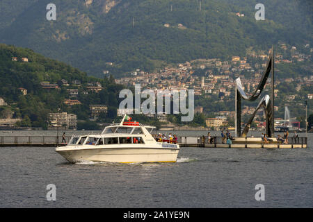 Le lac de Côme, Italie - Juin 2019 : lancement du moteur dans le port dans la ville de Côme en prenant les passagers en excursion sur le lac de Côme. Banque D'Images