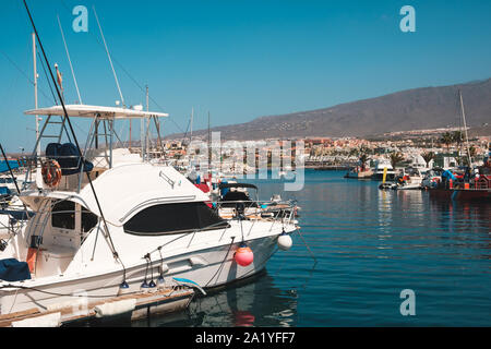 Tenerife, Espagne - Août, 2019 : beaucoup de bateaux à moteur, voiliers et yachts Harbour à Ténérife Banque D'Images