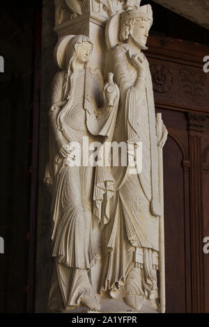 Saint Lazare et ses deux sœurs Marthe et Marie Madeleine représenté sur le portail ouest de la cathédrale d'Autun (Cathédrale Saint-Lazare d'Autun) à Autun, Bourgogne, France. L'origine romane datée du 12ème siècle a été remplacée par une copie au 19e siècle. Banque D'Images