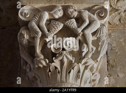 Quatre Vents signalés dans la capitale romane datée du 12ème siècle dans la Basilique de Sainte Marie Madeleine (Basilique Sainte-Marie-Madeleine de Vézelay) de l'abbaye de Vézelay (abbaye Sainte-Marie-Madeleine de Vézelay) à Vézelay, Bourgogne, France. Le relief montrant peut-être tissés traditionnels ruches. Banque D'Images