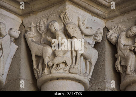 Saint Eustache et le cerf représenté dans la capitale romane datée du 12ème siècle sur le portail ouest de la cathédrale d'Autun (Cathédrale Saint-Lazare d'Autun) à Autun, Bourgogne, France. La capitale a été probablement sculpté par le sculpteur roman français de Gislebertus. Banque D'Images