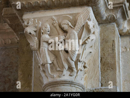 Jacob lutte avec l'Ange représenté dans la capitale romane datée du 12ème siècle dans la Basilique de Sainte Marie Madeleine (Basilique Sainte-Marie-Madeleine de Vézelay) de l'abbaye de Vézelay (abbaye Sainte-Marie-Madeleine de Vézelay) à Vézelay, Bourgogne, France. Banque D'Images