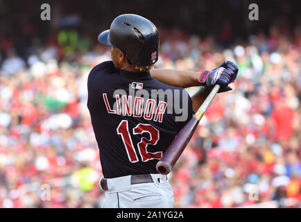 Washington, United States. Sep 29, 2019. Les Indians de Cleveland shortstop Francisco Lindor (12) se connecte à un home run solo contre les Nationals de Washington dans la troisième manche au Championnat National Park à Washington, DC le Dimanche, Septembre 29, 2019. Photo par Kevin Dietsch/UPI UPI : Crédit/Alamy Live News Banque D'Images