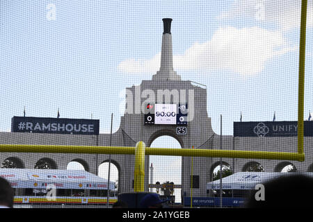 Los Angeles, United States. Sep 29, 2019. Los Angeles Rams' wide receiver Kendrick Bourne (84) est abordé par Tampa Bay Buccaneers Joe évoluait Haden (23) après la prise d'un Garoppolo Jimmy col 22 verges au troisième trimestre au Los Angeles Memorial Coliseum de Los Angeles, Californie le dimanche 28 septembre, 2019. Les Béliers défait les Buccaneers 24-20. Photo par Jon SooHooUPI Crédit : UPI/Alamy Live News Banque D'Images