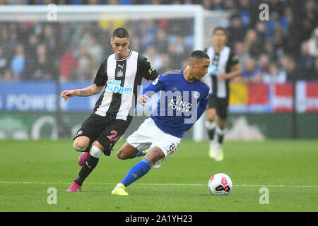 LEICESTER, Angleterre. 29 septembre Youri Tielemans (8) de Leicester City détient au large de Miguel Almiron (24) de Newcastle United lors du premier match de championnat entre Leicester City et Newcastle United à la King Power Stadium, Leicester le dimanche 29 septembre 2019. (Crédit : Jon Hobley | MI News) usage éditorial uniquement, licence requise pour l'usage commercial Crédit : MI News & Sport /Alamy Live News Banque D'Images
