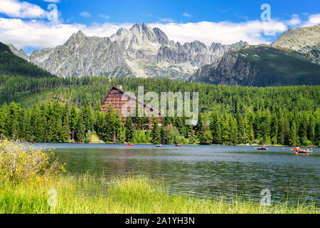 Lac de montagne de Štrbské Pleso dans le parc national de Tatra élevé, de la Slovaquie, Europe Banque D'Images