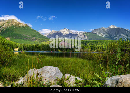 Strbske Pleso. Hautes Tatras. Vysoke Tatry. Forêt d'automne. Reflet dans le lac. Beau paysage. La Slovaquie. Hotel Patria Banque D'Images