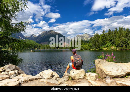 Les femmes se reposent au lac de montagne de Štrbské Pleso dans le parc national de Tatra élevé, de la Slovaquie, Europe Banque D'Images