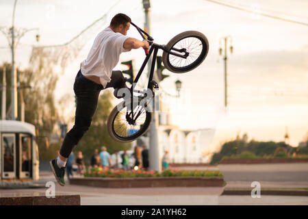 Le mec, d'effectuer un tour, saute de l'BMX, du parapet. Banque D'Images