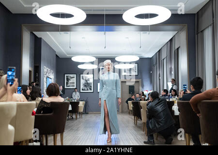 Moscou, Russie. Sep 29, 2019. Un modèle présente une création de Grace Chen à Moscou, Russie, le 29 septembre, 2019. Credit : Bai Xueqi/Xinhua/Alamy Live News Banque D'Images