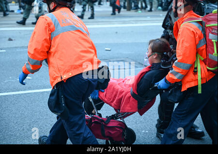 Hong Kong, Hong Kong. Sep 29, 2019. Un manifestant blessé à roues est à une ambulance par les médecins après un rassemblement anti-gouvernement le 29 septembre 2019. Photo de Thomas Maresca/UPI UPI : Crédit/Alamy Live News Banque D'Images