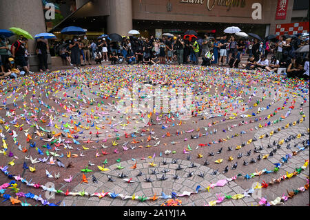 Hong Kong, Hong Kong. Sep 29, 2019. Un grand affichage public des spectacles d'oiseaux en origami soutien à la Hong Kong mouvement de protestation contre le gouvernement le 29 septembre 2019. Photo de Thomas Maresca/UPI UPI : Crédit/Alamy Live News Banque D'Images