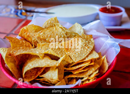 Petit croustilles sont fournis avec la salsa et d'un add-on afin de Trempette de fromage Queso 16 Août, 2019, dans la région de Magee, Mississippi. Banque D'Images