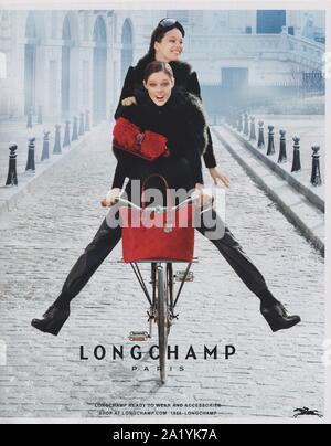 Affiche publicitaire de Longchamp maison de la mode avec Coco Rocha dans la version papier du magazine de l'année 2012, une publicité, une publicité à partir d'Longchamp créatifs 2010s Banque D'Images