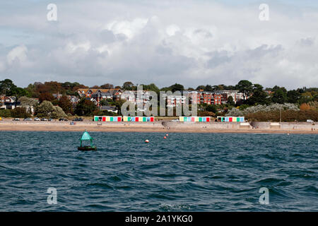 Front de mer d'Exmouth avec cabines de plage. Banque D'Images