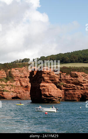 Hautes falaises de grès rouge sur la côte est du Devon. UK. Rock, strates, Banque D'Images