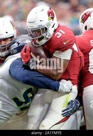 Glendale, États-Unis. Sep 29, 2019. Arizona Cardinals' David Johnson (R) est enveloppé par les Seattle Seahawks' Poona Ford après un court gain dans le premier trimestre au stade de State Farm, à Glendale (Arizona) le dimanche, Septembre 29, 2019. Photo par Art Foxall/UPI UPI : Crédit/Alamy Live News Banque D'Images