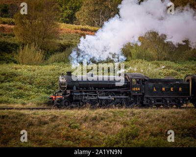 Vue latérale d'une machine à vapeur vintage LNER sur le North Yorkshire Moor. ROYAUME-UNI Banque D'Images