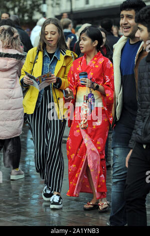 Londres, Royaume-Uni. 29 septembre 2019. Londres est très propre festival de la culture japonaise - Japon Matsuri - retourne à Trafalgar Square. Un dispositif régulier maintenant dans le calendrier de Londres, ce festival annuel réunit les gens de profiter de la nourriture japonaise, de la musique, de la danse, et des activités pour toute la famille. Les foules ont bravé la pluie pour profiter de l'événement. Credit : JOHNNY ARMSTEAD/Alamy Live News Banque D'Images