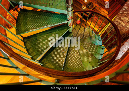 Un escalier en colimaçon mène à l'étage inférieur le gardien de phare à la maison à St Augustine Lighthouse et musée maritime à Saint Augustine, en Floride. Banque D'Images