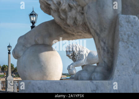 St Augustine, Florida's établissement emblématique des sculptures de marbre de Carrare lions Medici au pied de l'historique pont de Lions. (USA) Banque D'Images