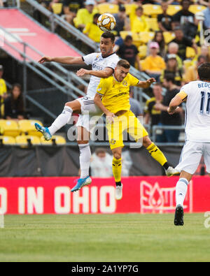 Columbus, Ohio, USA. 29 Septembre, 2019. Le milieu de l'Union de Philadelphie Haris Medunjanin (6) vents de la tête balle contre Columbus Crew SC avant Pedro Santos (7) dans leur match à Mapfre Stadium. Credit : Brent Clark/Alamy Live News Banque D'Images