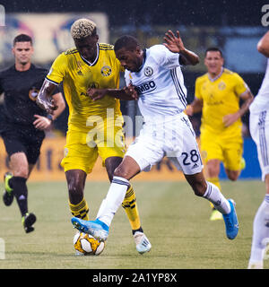 Columbus, Ohio, USA. 29 Septembre, 2019. Columbus Crew SC avant Gyasi Zardes (11) se bat pour la balle contre l'Union de Philadelphie defender Raymond Gaddis (28) dans leur match à Mapfre Stadium. Credit : Brent Clark/Alamy Live News Banque D'Images