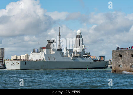 La Royal Navy navire de guerre HMS Duncan (D37) retour du front à Portsmouth, Royaume-uni le 28/9/19 après un long déploiement au Moyen-Orient et Golfe Persique. Banque D'Images