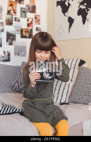 Petite fille avec un vieil appareil photo. Veut être un photographe Banque D'Images