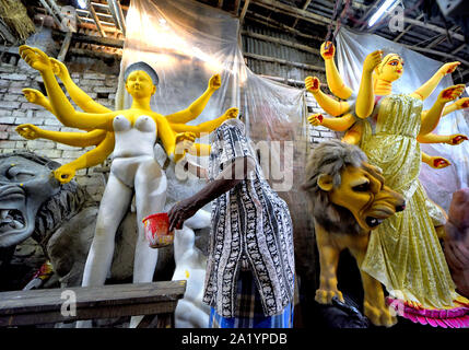 Kolkata, Bengale occidental, Inde. Sep 29, 2019. Un artiste en touche finale sur le Durga Devi idoles à l'artiste Kumartuli moyeu avant la Durga puja, la plus grande fête hindoue. Une déesse Durga Maa est adorée pendant neuf jours durant le festival qui débutera à partir du 5 octobre 2019. Credit : Avishek Das/SOPA Images/ZUMA/Alamy Fil Live News Banque D'Images