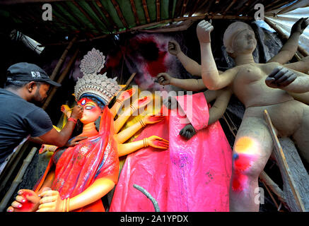 Kolkata, Bengale occidental, Inde. Sep 29, 2019. Un artiste en touche finale sur le Durga Devi idoles à l'artiste Kumartuli moyeu avant la Durga puja, la plus grande fête hindoue. Une déesse Durga Maa est adorée pendant neuf jours durant le festival qui débutera à partir du 5 octobre 2019. Credit : Avishek Das/SOPA Images/ZUMA/Alamy Fil Live News Banque D'Images