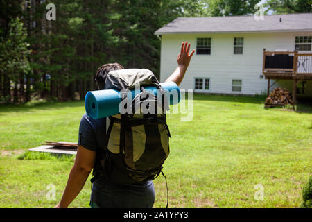 Je suis intéressé personne à leur maison avec un sac à dos prêt pour l'aventure Banque D'Images
