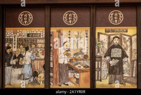 Singapour - Mars 22, 2019 : Chinatown. Alley off North Bridge Road dispose d'un plateau traditionnel et d'épices boutique sur corner. La peinture traditionnelle chinoise fenêtre Banque D'Images