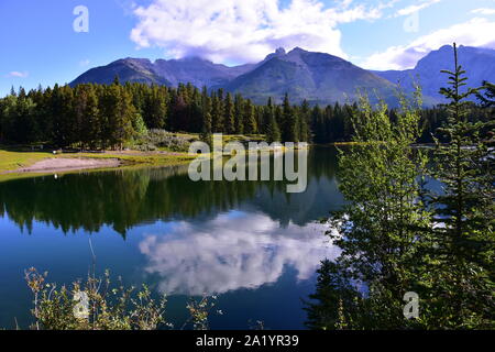 Réflexions dans le lac Johnson, parc national Banff, Alberta, Canada. Banque D'Images