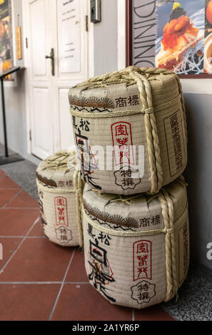 Singapour - Mars 22, 2019 : Chinatown. Gros plan du beige traditionnel vin de riz saké couvre tonneau à l'extérieur restaurant japonais dans Club Street. Banque D'Images